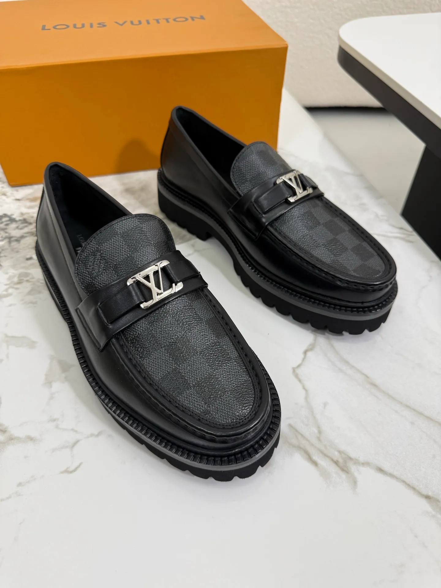 [L Family] Top P: 800💰 ▪️Size: 39-44 (38.45 custom-made) The top male god leather shoes Lv series are sold at the same time with original factory configuration, original cowhide fabric imported from Italy, soft and comfortable, imported water-dyed cow lining, soles: original ultra-light French foam outsole super comfortable, original factory with single goods 🔍🔍high quality, can be entered and exited at will, welcome to compare and synchronize.